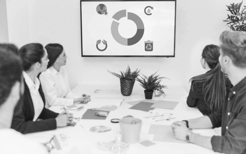group-businesspeople-looking-natural-resources-icon-meeting-min